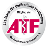 Rundes Logo mit „Akademie für tierärztliche Fortbildung“ und „der Bundestierärztekammer e.V.“ um ein rosafarbenes „ATF“ mit einem Veterinär-Caduceus-Symbol in der Mitte.